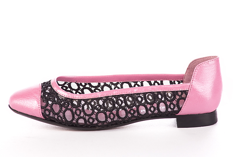 Hot pink and matt black women's ballet pumps, with low heels. Round toe. Flat leather soles. Profile view - Florence KOOIJMAN